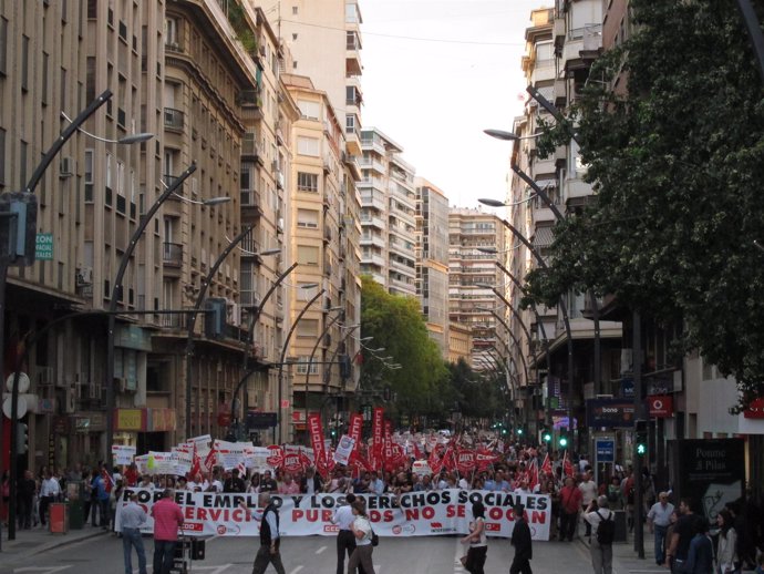 Miles De Personas Se Manifiestan Contra Recortes Gobierno Regional