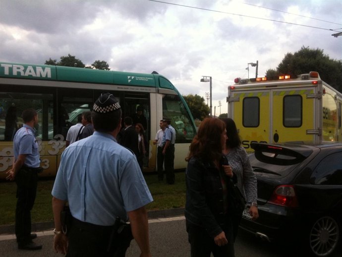 Atropello De Un Trambaix A Un Peatón Cruzando En Rojo