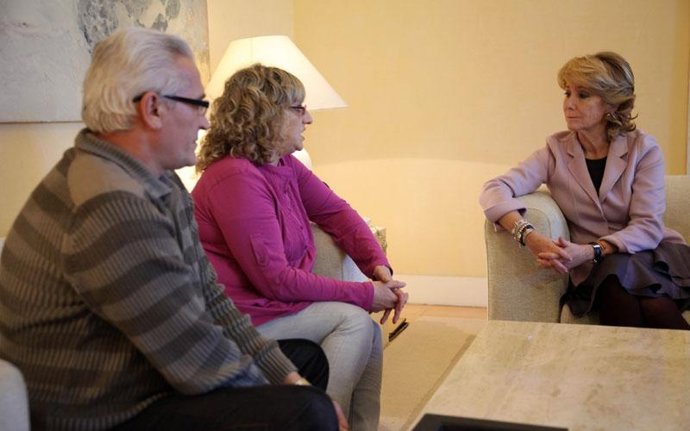 Aguirre con los padres de Sandra Palo