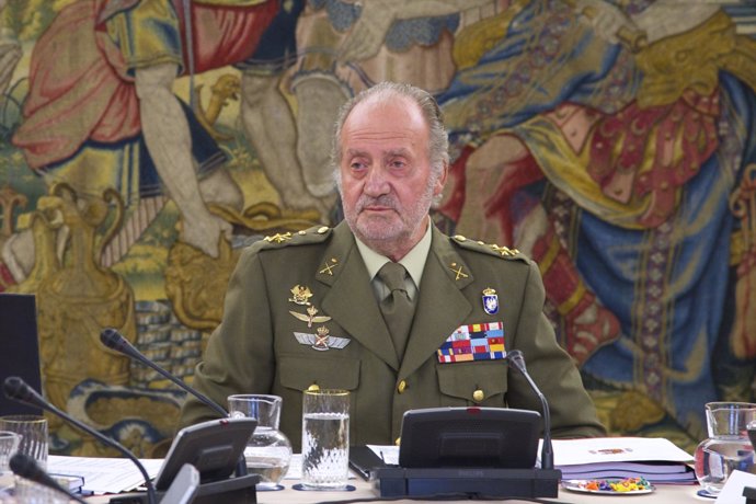 El Rey Don Juan Carlos Con El Uniforme Militar Y Barba