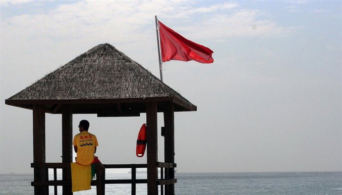 Bandera Roja En La Playa De Algeciras Por Los Vertidos De Gibraltar