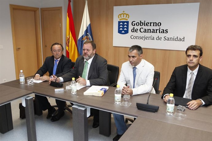 Consejero De Sanidad Del Gobierno De Canarias, Fernando Bañolas (2º Izq)
