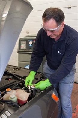 Un Mecánico Manipula El Aire Acondicionado En Un Vehículo