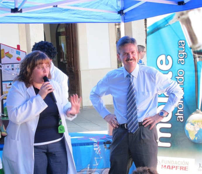 Navarro Y Una Monitora En Una Actividad Del Día Mundial Del Medio Ambiente