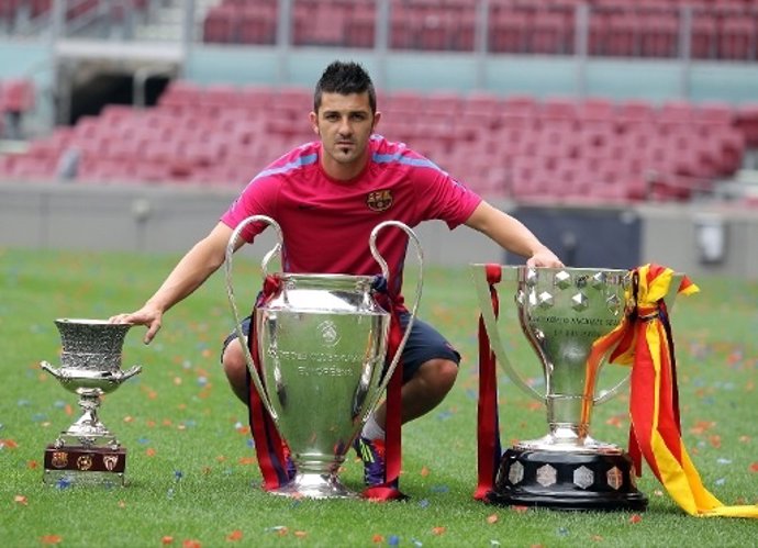 David Villa (Barcelona) Con Los Trofeos Conseguidos En 2010/11