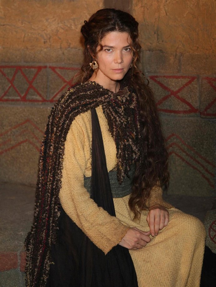 Posado De La Actriz Juana Acosta Caracterizada De Su Personaje De 'Hispania'