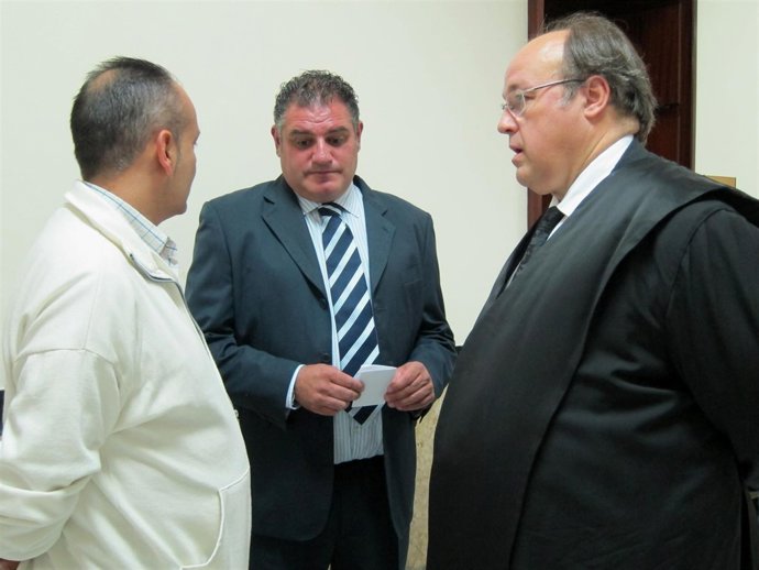 El Alcalde De Tudela, En El Centro, Junto A Su Abogado Defensor