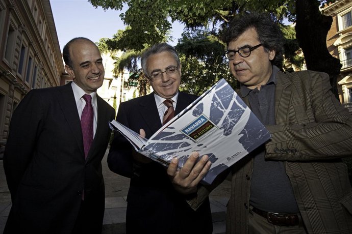 Catalán, El Presidente Sanz E Hidalgo Hojean El Libro.