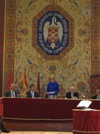 Aguirre ofrece a la Complutense "plena colaboración" para afrontar los "retos" a los que se enfrenta la universidad