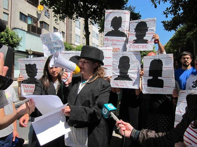 Una Joven Lee Las Propuestas De Los 'Indignados' Ante El Parlamento Gallego