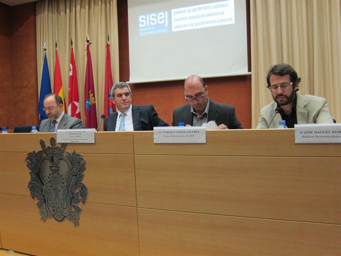 El diputado del PSOE Julio Villarubia y el diputado de IU-ICV Enrique López