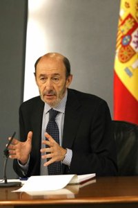 Rubalcaba asegura que no ha tomado ninguna decisión nueva sobre la acampada y que tiene en cuenta las quejas