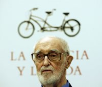 José Luis Sampedro: "Basta con ir al diccionario de la RAE para saber que dictador es mucho más grave que autoritario"
