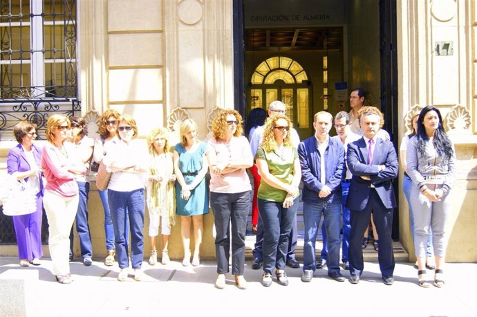 Minuto De Silencio En La Diputación Provincial Por El Crimen Machista De Fines