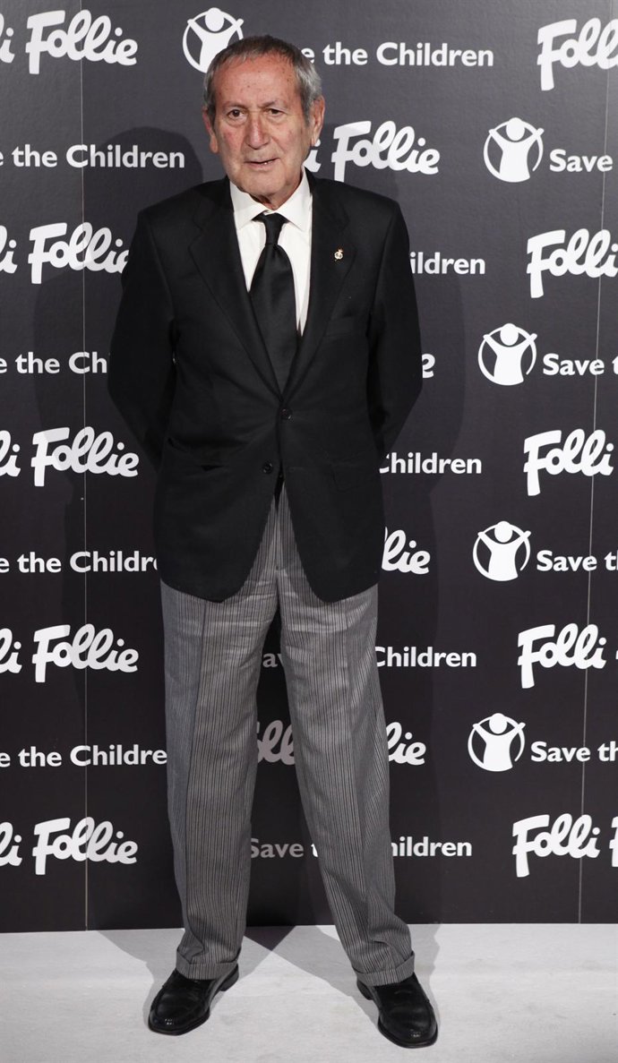 Posado Del Diseñador Elio Berhanyer