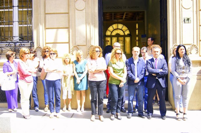 Minuto De Silencio En La Diputación Provincial Por El Crimen Machista De Fines