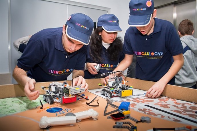 Jóvenes En Un Curso De Robótica Del CITA.