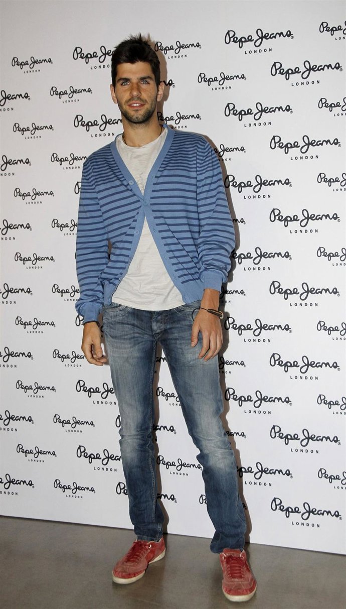 Posado Del Piloto De Fórmula 1 Jaime Alguersuari En La Fiesta De Pepe Jeans 