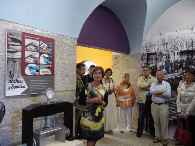 La Alcaldesa De Santoña, Puerto Gallego, Visitando La Muestra 'Santoña Y La Mar'