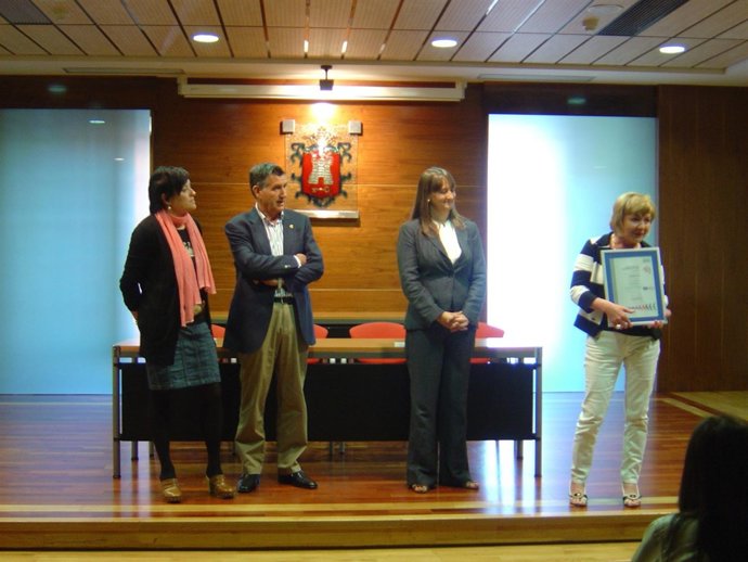 Loza Asiste A La Entrega De La Certificación De Calidad ISO 9001:2008