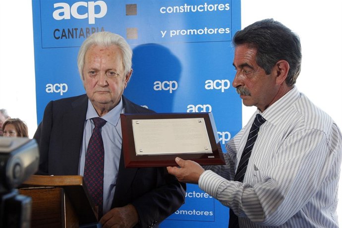Revilla Recibe Una Placa Conmemorativa De Parte De La ACP