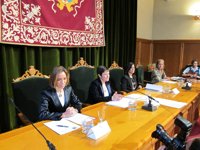 Chacón ve "algunas" de sus demandas "muy razonables" y aboga por "abrir espacios de participación" en la política