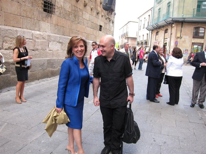 La Consejera De Cultura, María José Salgueiro, Junto Al Director Del FÀCYL