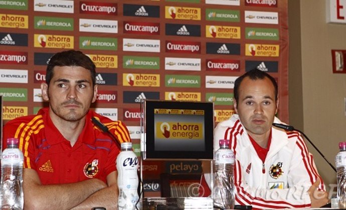 Iker Casillas Y Andrés Iniesta En Rueda De Prensa