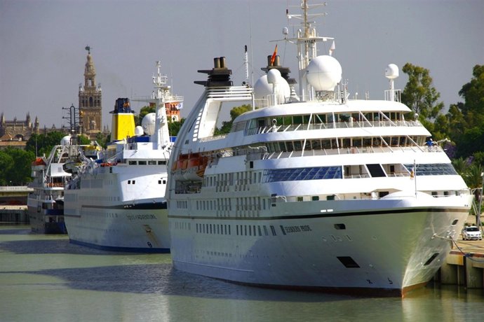 Cruceros Atracados En El Muelle De Las Delicias