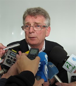 El Secretario Provincial Del PSOE De Cádiz Atiende A Los Periodistas 