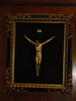 Crucifijo que cuelga en el salón de plenos de la Diputación Provincia de Almería