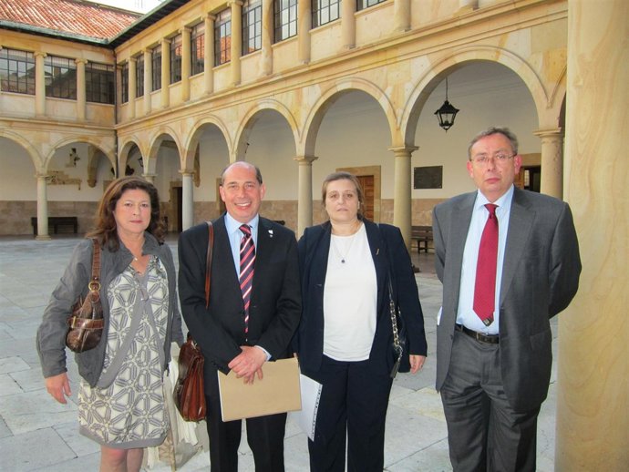 José Luis Lafuente Posa Con Miembros De Su Equipo