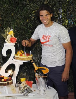 Rafa Nadal Soplando Las Velas De Su Tarta 25 Años