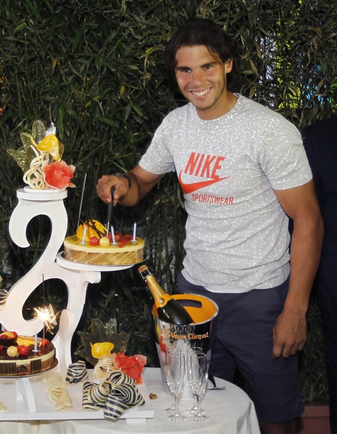 Rafa Nadal Soplando Las Velas De Su Tarta 25 Años