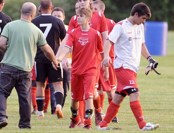 Justin Bieber Jugando Al Futbol En Canada