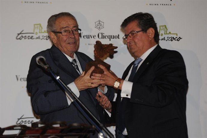 Clemente García Recibe El Galardón                