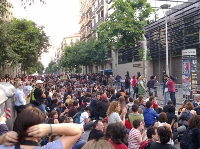 300 'Indignados' Protestan Frente A La Conselleria De Interior