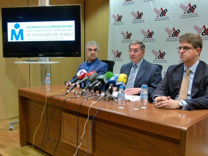 El Defensor Del Pueblo Durante La Presentación De Las Jornadas