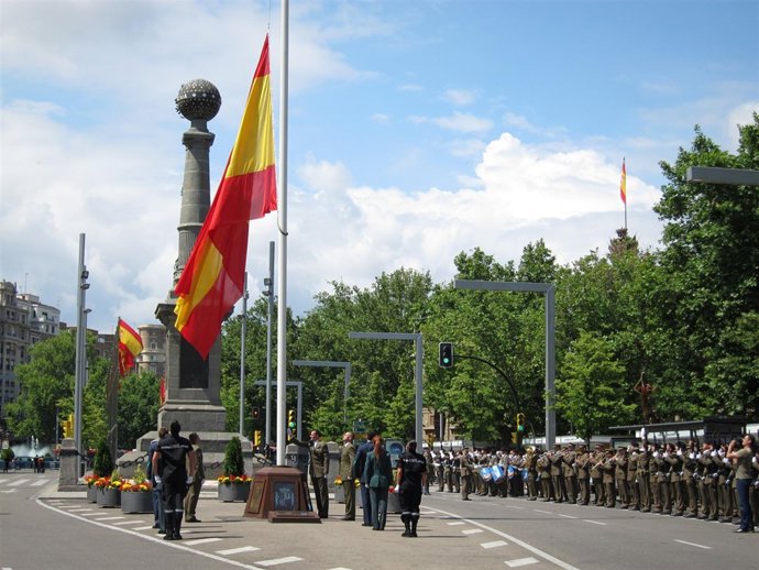 Homenaje Del Ejército A La Bandera De España