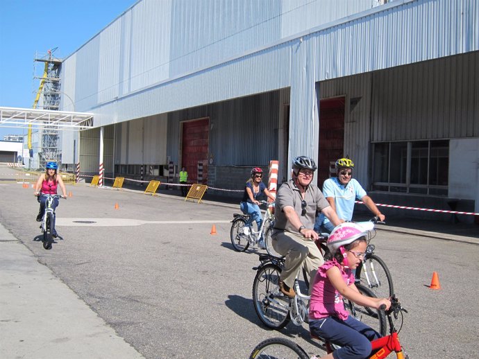Ianni Comparte Un Paseo En Bicicleta Con Niños Y Mayores