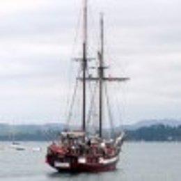 Goleta Cantabria Infinita Por La Bahía De Santander