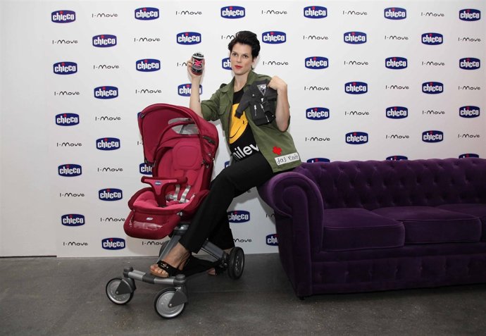 Bimba Bosé Posa Como Madrina De Chicco 