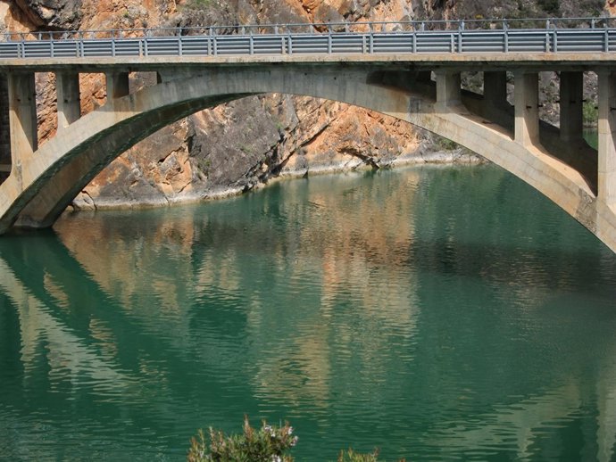 Uno De Los Pantanos De La Provincia De Zaragoza