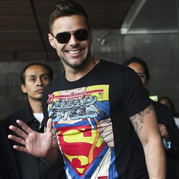 EL Cantante Ricky Martin Saludando Con Una Camiseta De Superman