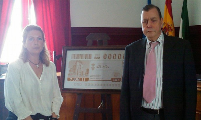 La Alcaldesa Y El Director De Once De Zafra En La Presentación Del Cupón