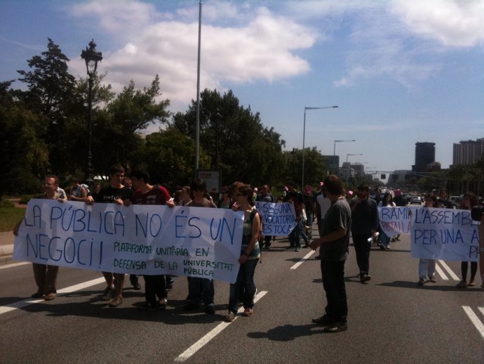 Estudiantes Universitarios Cortan La Diagonal En Protesta Por Los Recortes