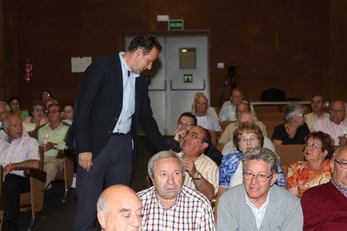 Cecilio Vadillo Saluda A Uno De Los Asistentes A La Presentación