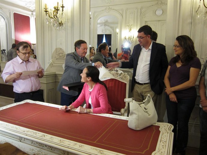 Acto De Validación De Las Firmas De La ILP En Las Corts