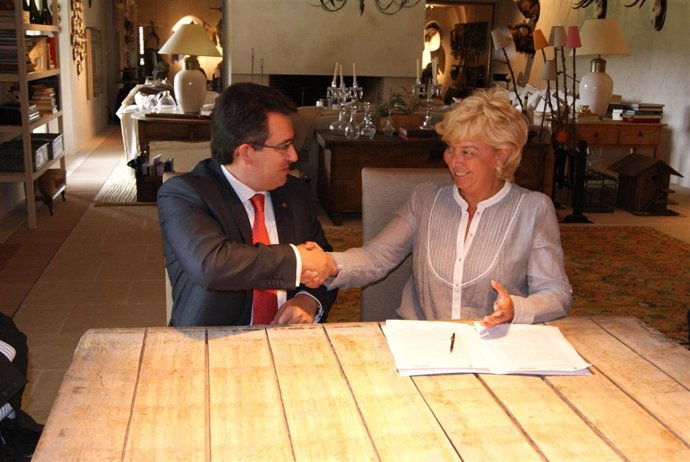 Alfonso Murillo Y Lucía Urbán López Tras La Firma Del Acuerdo