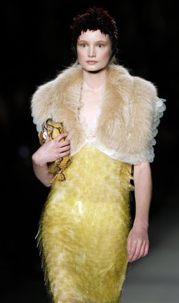 Modelo Luciendo Un Diseño De La Firma Italiana Prada